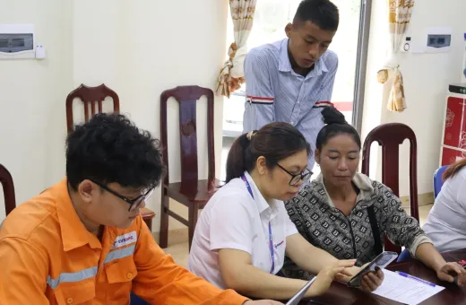 Điện lực Điện Biên Phủ phối hợp với ngân hàng hướng dẫn khách hàng thanh toán không dùng tiền mặt và cài đặt ứng dụng EVN CSKH