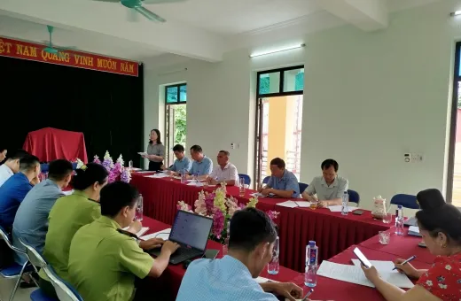 Công ty Điện lực Điện Biên phối hợp với Đoàn kiểm tra liên ngành kiểm tra hiện trường khắc phục thiệt hại do mưa lũ gây ra với đường dây 110kV Điện Biên - Mường Chà từ cột 68 đến cột 72 trên địa bàn xã Mường Pồn, huyện Điện Biên