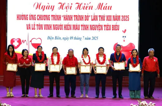 Công ty Điện lực Điện Biên nhận Giấy khen vì đóng góp tích cực trong phong trào hiến máu tình nguyện