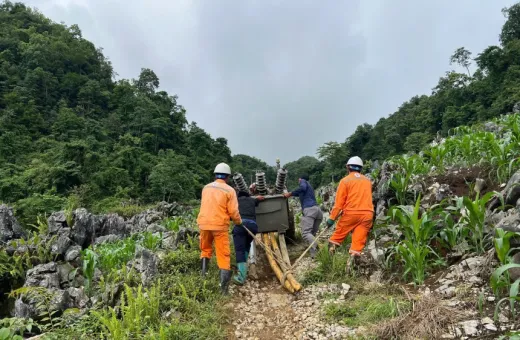 Điện lực Tủa Chùa vượt địa hình hiểm trở, khẩn trương khắc phục sự cố mất điện tại bản Chế Cu Nhe, xã Sín Chải.