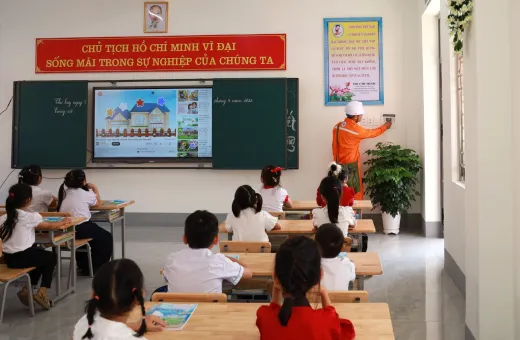 Công ty Điện lực Điện Biên bảo đảm cấp điện ngày khai giảng và tiếp sức học sinh đến trường