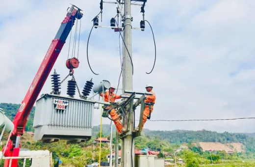 Đội QLĐLKV Mường Ảng nâng công suất trạm biến áp Co Sản phục vụ Tết Bính Ngọ 2026