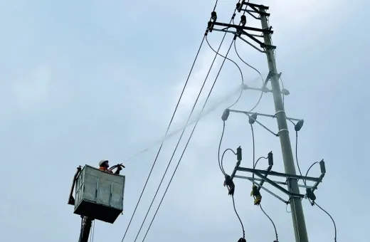 Điện lực Mường Ảng (Công ty Điện lực Điện Biên) tăng cường vệ sinh cách điện hotline, bảo đảm cấp điện an toàn và liên tục