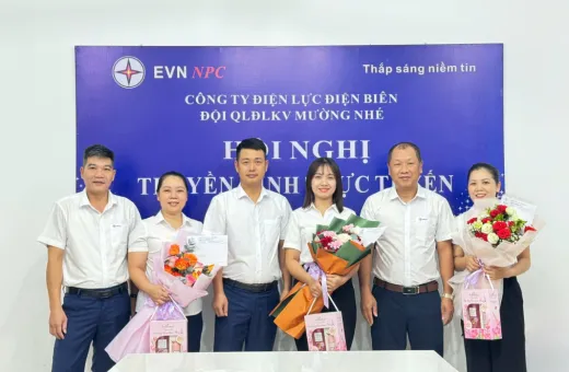 Hoa ban giữ lửa cho dòng điện biên cương