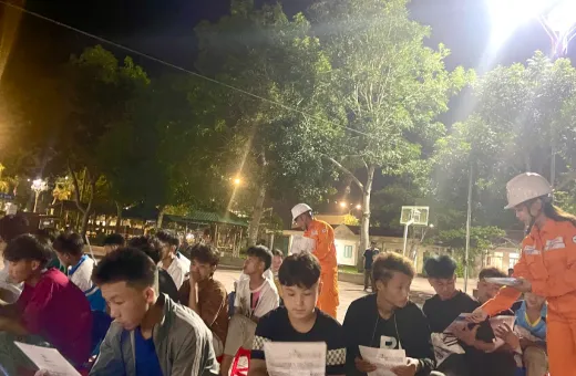 Điện lực Mường Nhé đẩy mạnh tuyên truyền bảo vệ hành lang an toàn lưới điện, an toàn phòng chống cháy nổ, phòng ngừa tai nạn điện trong dân tại các thôn, bản và trường học