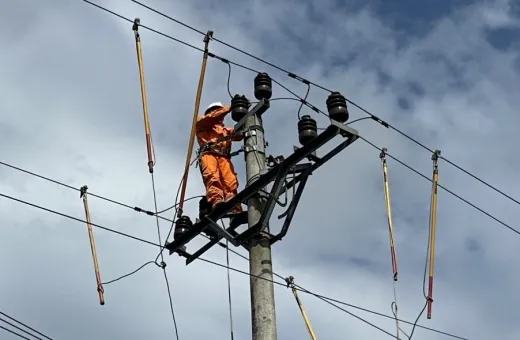 Đội QLĐLKV Na Sang chủ động kiểm tra, xử lý lưới điện trước mùa mưa bão