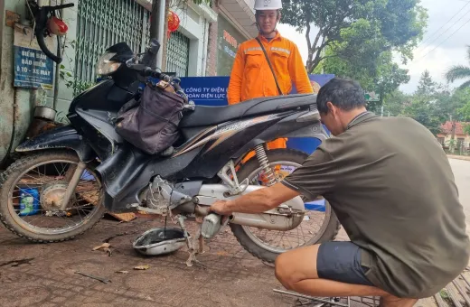 Điện lực Na Son bảo dưỡng xe máy miễn phí cho người lao động.
