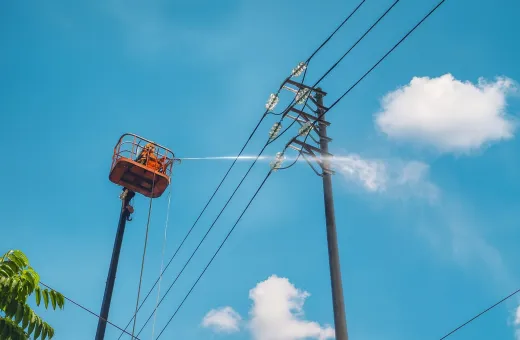 Đội Quản lý điện lực khu vực Na Son triển khai vệ sinh sứ cách điện bằng nước áp lực cao đảm bảo cấp điện an toàn, liên tục