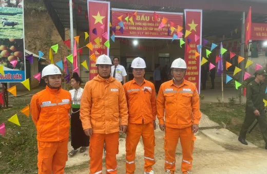 Đội QLĐLKV Na Son đảm bảo dòng điện thông suốt, góp phần vào thành công Ngày hội toàn dân