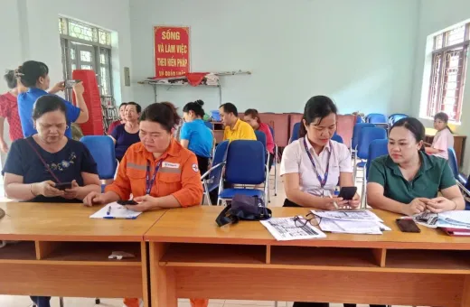 Điện lực Na Sang (Công ty Điện lực Điện Biên) hỗ trợ khách hàng cài đặt ứng dụng EVN CSKH