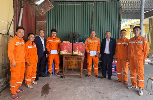 Công đoàn PC Điện Biên kiểm tra công tác trực Tết và động viên CBCNV Đội Na Son