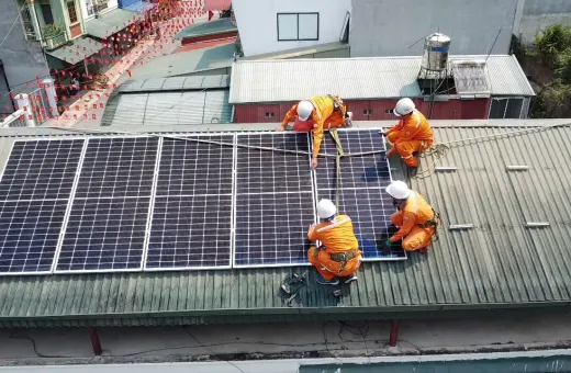 CBCNV Đội QLĐLKV Na Sang tiên phong lắp đặt điện mặt trời mái nhà lan tỏa thông điệp xanh