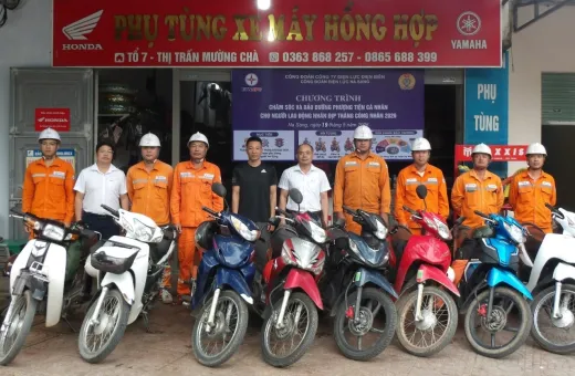 Điện lực Na Sang hỗ trợ chi phí bảo dưỡng xe máy cho người lao động trực tiếp