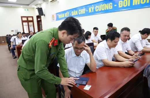 Công an tỉnh hướng dẫn góp ý văn kiện ĐH XIV qua VNeID tại PC Điện Biên