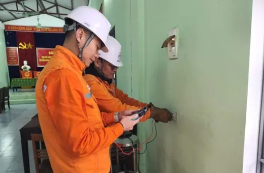 Đội QLĐLKV Tủa Chùa đảm bảo nguồn điện an toàn, góp phần vào thành công của Ngày hội non sông