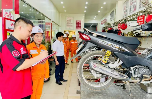 Công đoàn Điện lực Mường Ảng tổ chức bảo dưỡng xe máy cá nhân cho người lao động