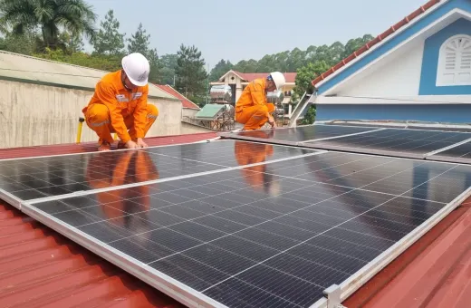 Nói đi đôi với làm, CBCNV Điện lực Na Son tiên phong 'xanh hóa' mái nhà gia đình