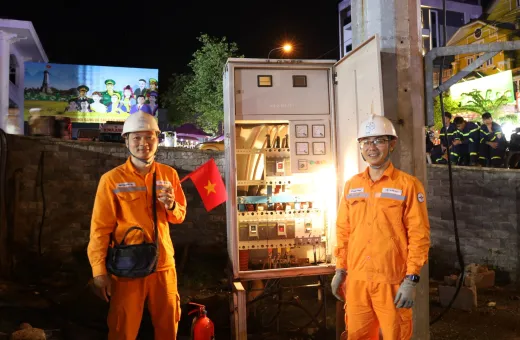 Vinh quang phía trước sân khấu, thầm lặng phía sau đường dây điện