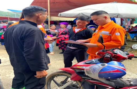 Điện lực Tủa Chùa đưa ứng dụng CSKH đến chợ phiên vùng cao Sín Chải