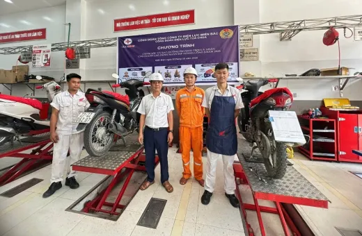 Công đoàn Điện lực Tủa Chùa phối hợp tổ chức chương trình bảo dưỡng xe máy cho người lao động