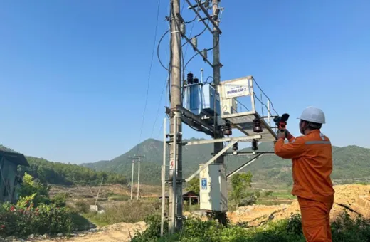 Đội QLĐLKV Tủa Chùa tăng cường kiểm tra lưới điện bằng camera nhiệt để ngăn ngừa sự cố từ sớm, từ xa