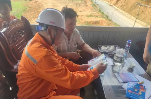 Điện lực Tủa Chùa chung tay cùng người dân tiết kiệm điện trong mùa nắng nóng 2025