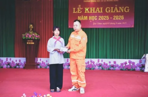 Đội QLĐLKV Tủa Chùa trao học bổng cho học sinh nghèo vượt khó nhân ngày khai giảng năm học 2025-2026