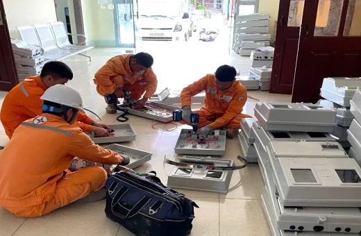 Điện lực Tủa Chùa (Công ty Điện lực Điện Biên) thay thế hòm hộp công tơ cũ hỏng để đảm bảo an toàn cấp điện