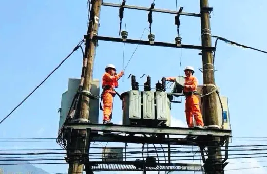 Điện lực Tuần Giáo tiến hành thay thế các MBA điện trở cách điện kém sau khi thí nghiệm định kỳ