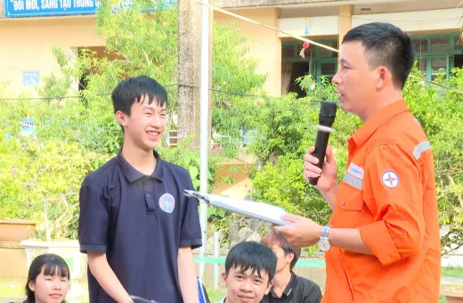Điện lực Tuần Giáo triển khai tuyên truyền sử dụng điện an toàn, tiết kiệm và thúc đẩy thanh toán không dùng tiền mặt