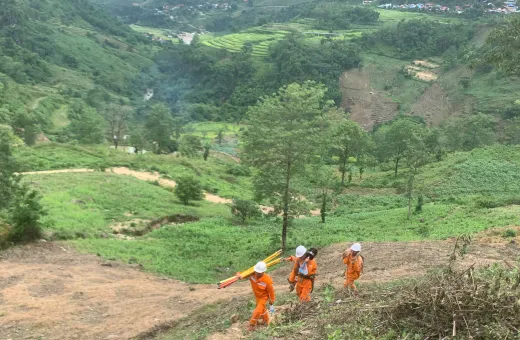 Giữ dòng điện giữa đại ngàn: Câu chuyện những người thợ điện vượt nắng, băng rừng