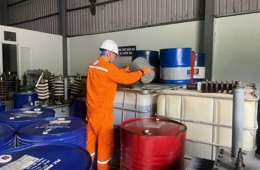 Trung tâm Thí nghiệm điện Điện Biên tăng cường kiểm tra, xử lý rò dầu máy biến áp nhằm chủ động phòng ngừa ô nhiễm môi trường