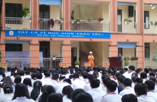 Điện lực TP Điện Biên Phủ đẩy mạnh tuyên truyền bảo vệ hành lang lưới điện và phòng tránh tai nạn điện cho học sinh dịp hè 2025