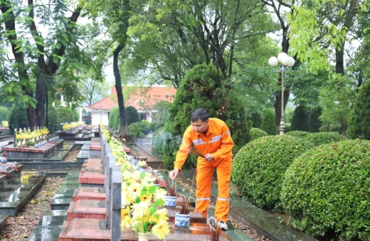 Tập thể CBCNV Công ty Điện lực Điện Biên tưởng niệm các Anh hùng liệt sĩ