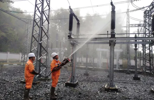 Lưới điện 110kV Tuần Giáo nâng cao độ tin cậy bằng công nghệ vệ sinh cách điện