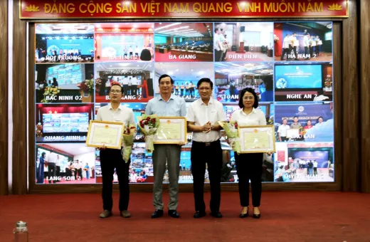 Ba khách hàng tiêu biểu của Công ty Điện lực Điện Biên được vinh danh trong Hội nghị khách hàng Tổng công ty Điện lực miền Bắc