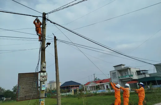 Lãnh đạo Công ty Điện lực Điện Biên thăm, động viên lực lượng xung kích của Công ty tham gia khắc phục sự cố bão số 3 tại tỉnh Quảng Ninh