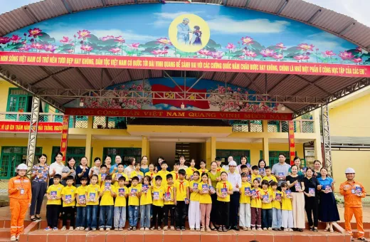 Điện lực Mường Ảng trao tặng 100 cuốn sách tranh “Bí mật quả cầu tím” cho học sinh tiểu học vùng cao