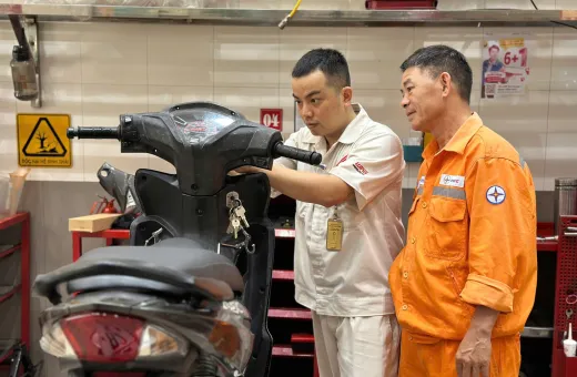 Xí nghiệp Lưới điện cao thế Điện Biên hỗ trợ kinh phí bảo dưỡng xe máy cho Người lao động