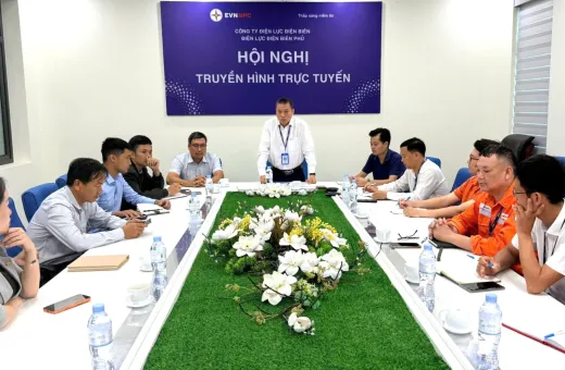 Điện lực Điện Biên Phủ tổ chức họp phối hợp triển khai hạ ngầm, bó gọn cáp viễn thông treo trên cột điện