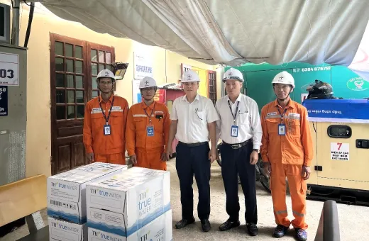 CHỦ TỊCH CÔNG ĐOÀN PC ĐIỆN BIÊN THĂM HỎI ĐỘI NGŨ CÁN BỘ, CÔNG VIÊN ĐỘI QLLĐ KHU VỰC ĐIỆN BIÊN PHỦ